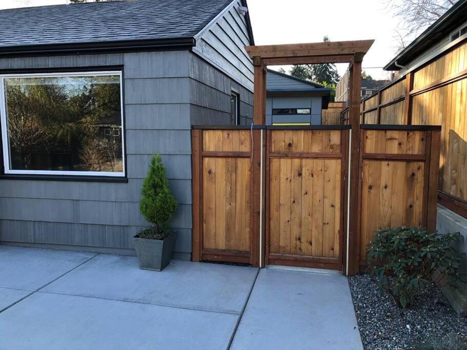 Cozy Crown Hill Carkeek Cottage W/3 Beds, Full Kitchen & Backyard In North Seattle Bagian luar foto
