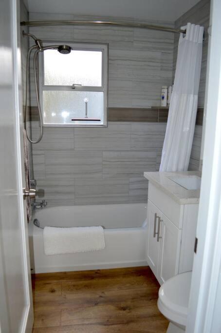 Cozy Crown Hill Carkeek Cottage W/3 Beds, Full Kitchen & Backyard In North Seattle Bagian luar foto